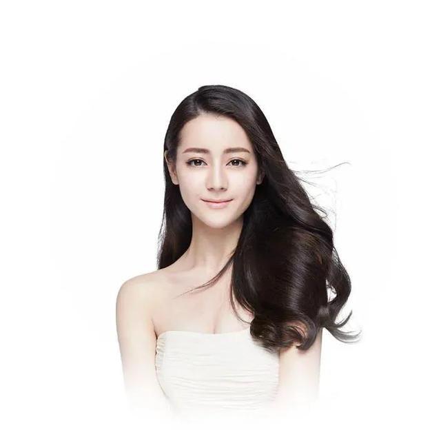 女明星自然之旅，探索美景的轻松时光